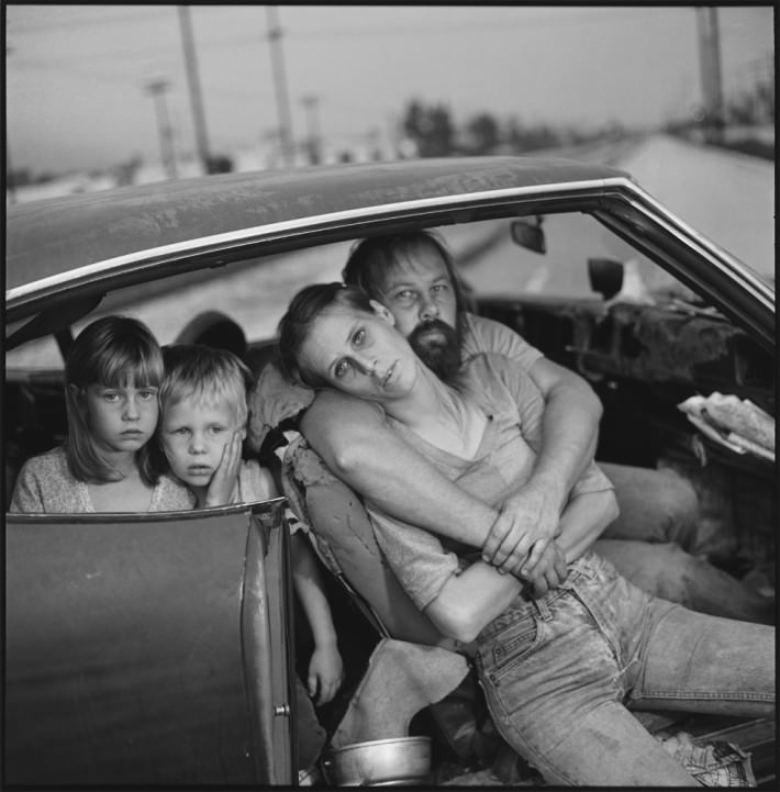 maryellenmark-the-damm-family-in-their-car-los-angeles-california-usa-1987-exibart-street-photography.jpg