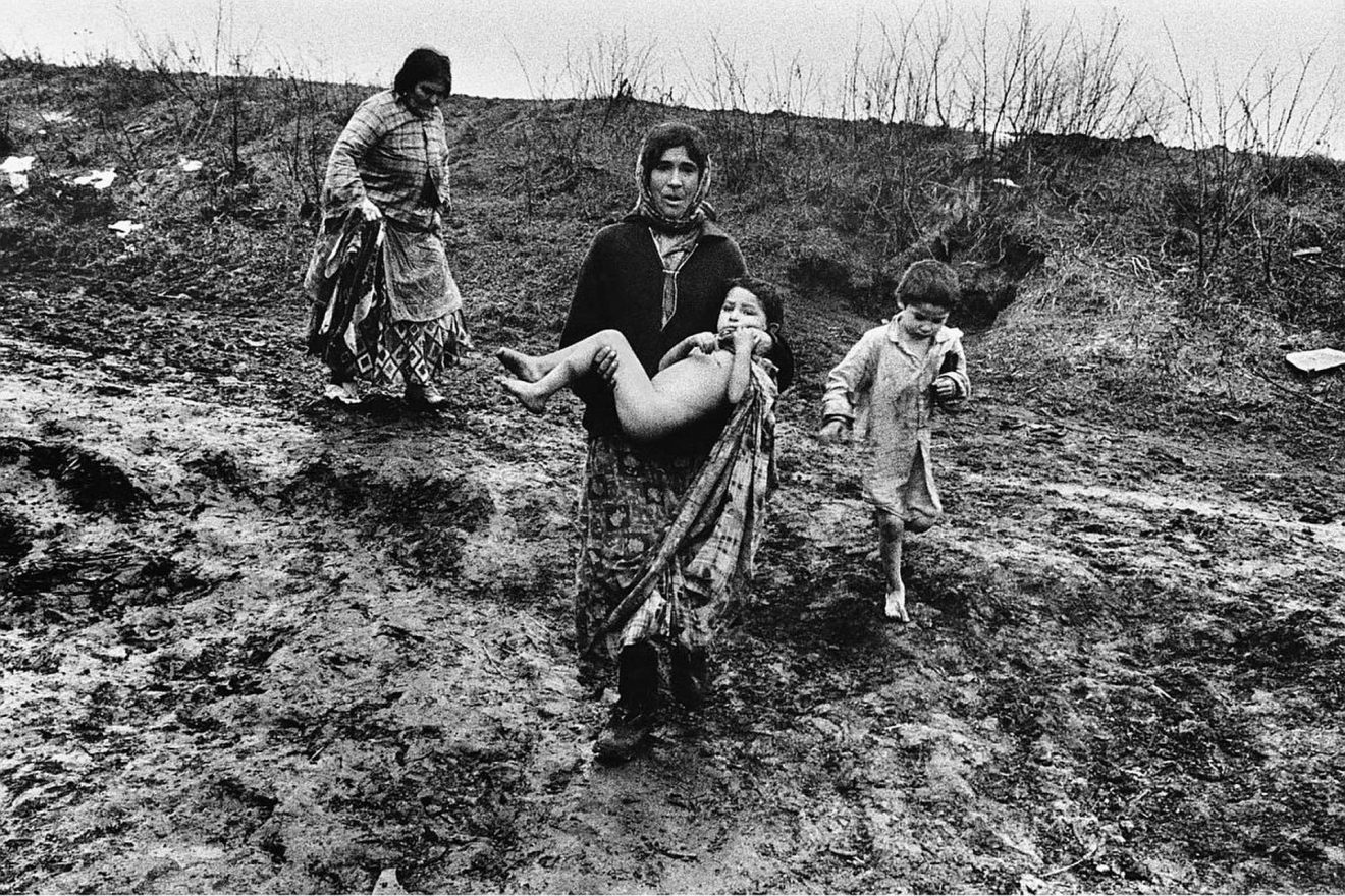 aperture-releases-new-edition-of-josef-koudelka-s-gypsies-exibart