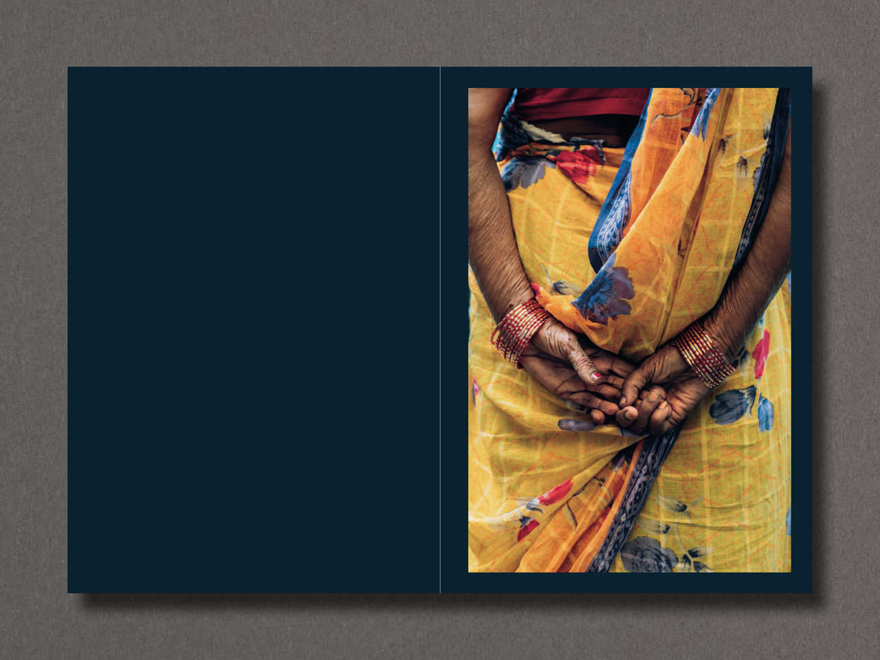 monaris-collecting-hands-exibart-street-photography-03