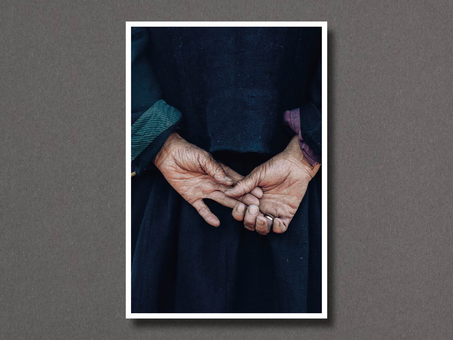 monaris-collecting-hands-exibart-street-photography-08