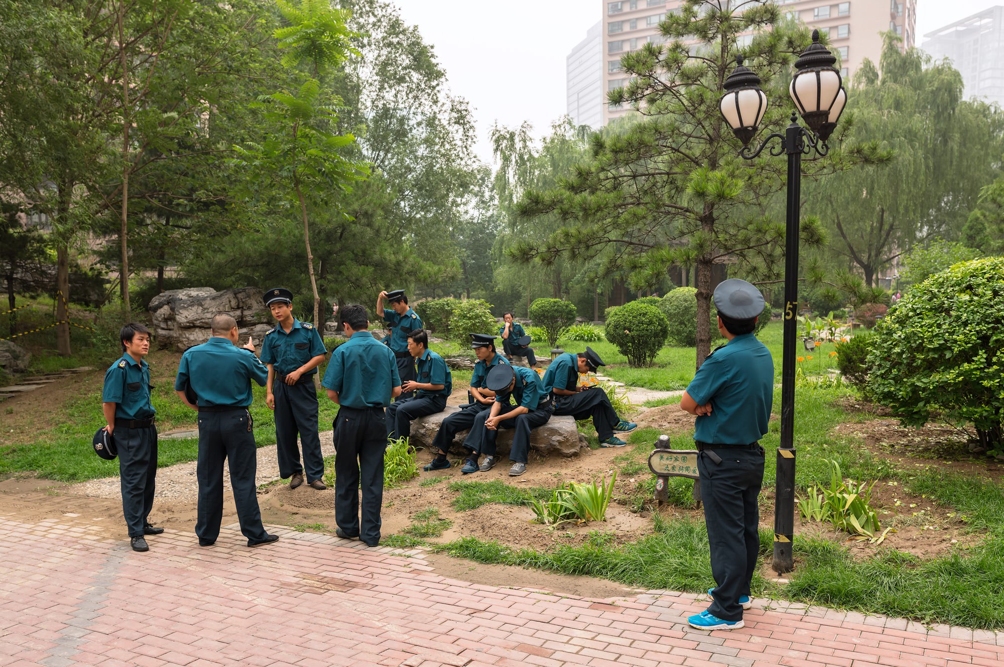 daniel-lee-postaer-mothers-land-exibart-street-photography-04