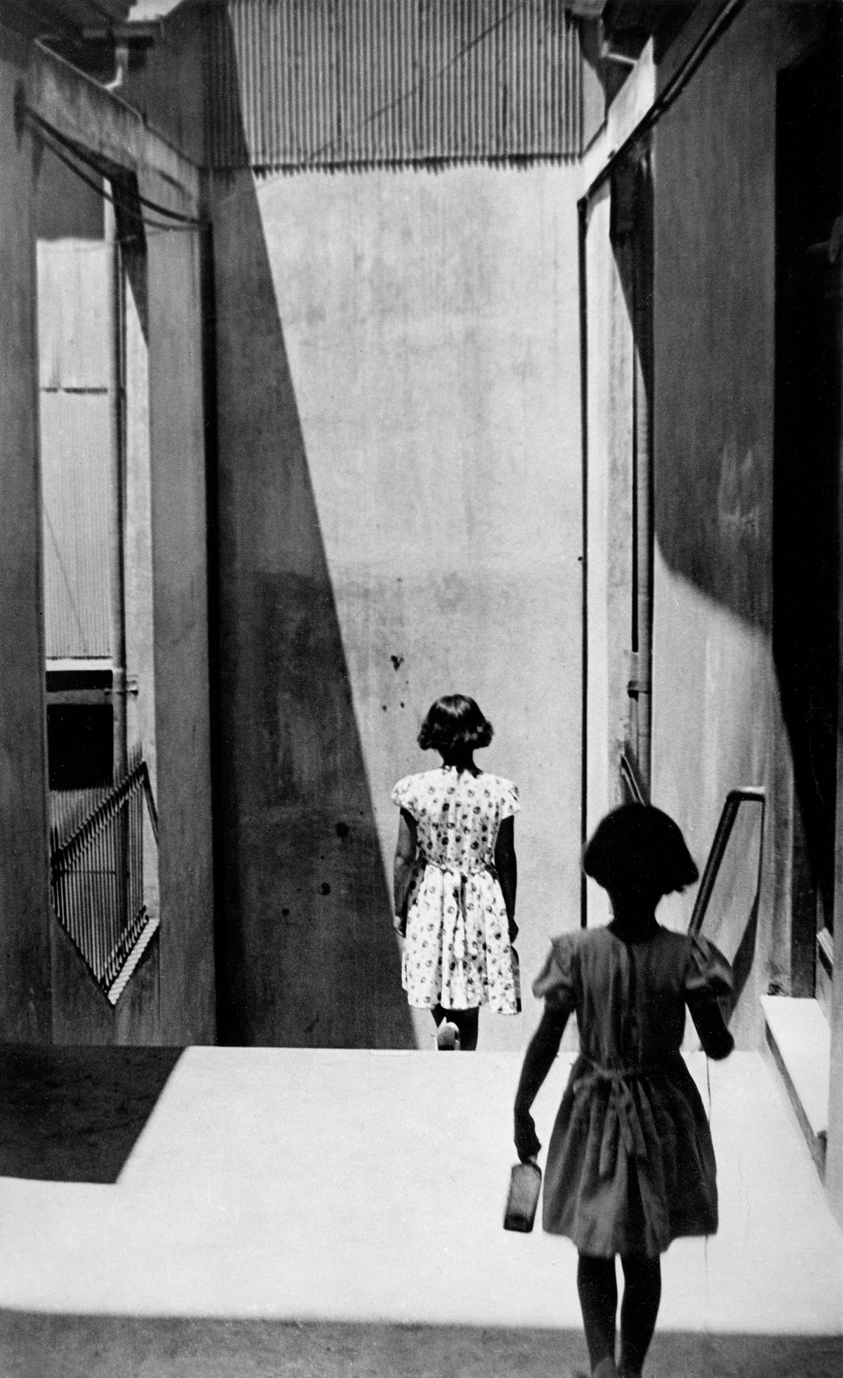 sergio-larrain-wanderings-exibart-street-photography-03