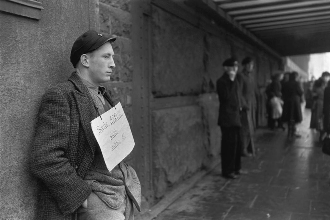 henri-cartier-bresson-the-europeans-exibart-street-photography-09