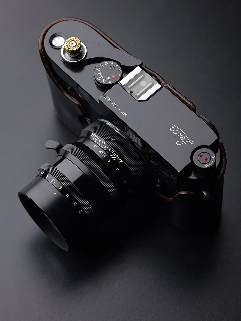 light-lens-lab-75mm-f-2-sp-ii-for-leica-m-mount-exibart-street-photography-01