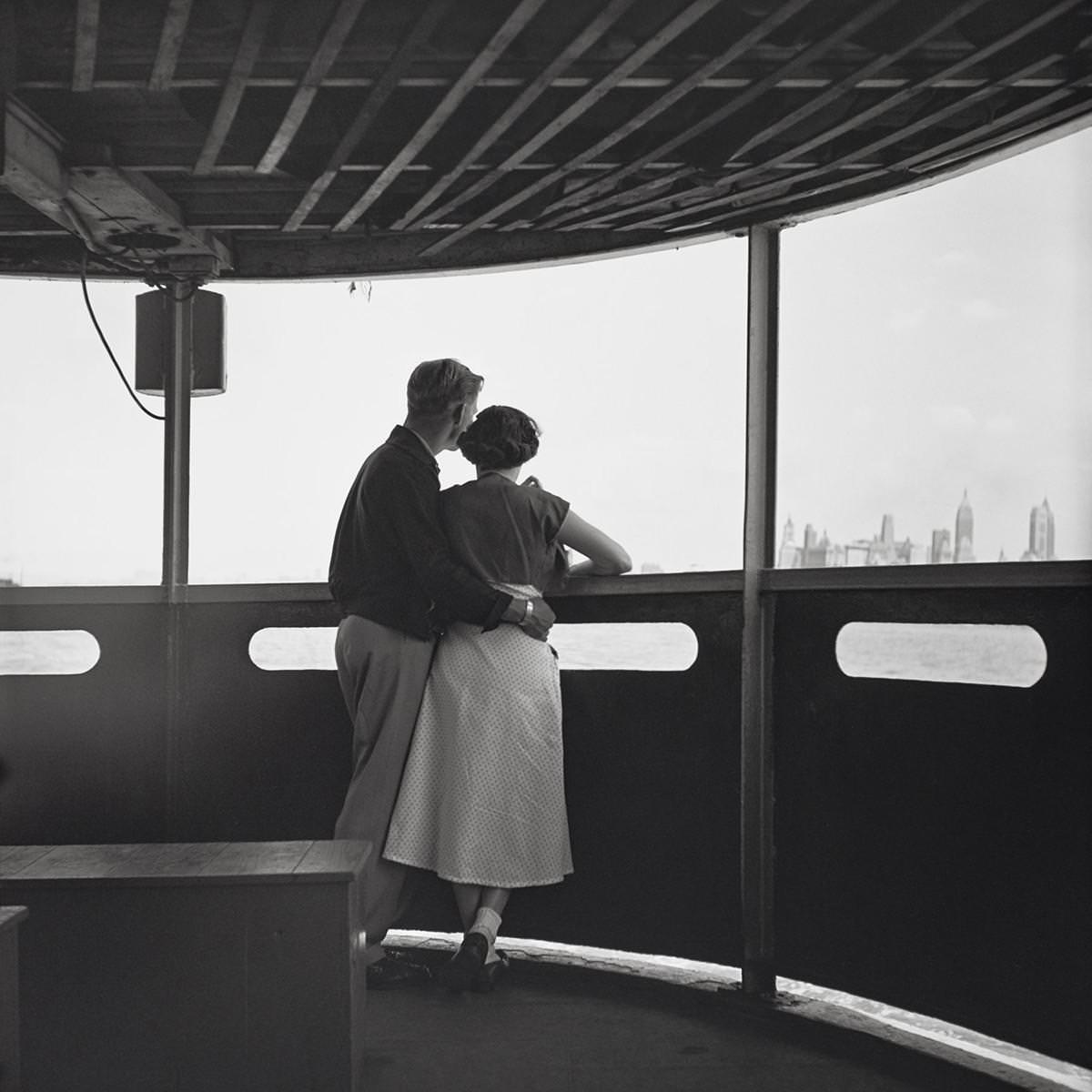 allen-ginsberg-and-vivian-maier-notes-from-the-margins-exibart-street-photography-09