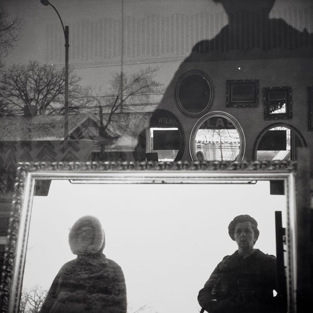 allen-ginsberg-and-vivian-maier-notes-from-the-margins-exibart-street-photography-11