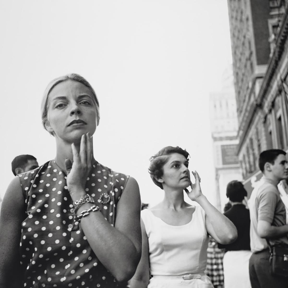 allen-ginsberg-and-vivian-maier-notes-from-the-margins-exibart-street-photography-12