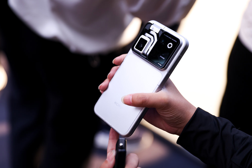honor-robot-phone-arri-exibart-street-photography-01