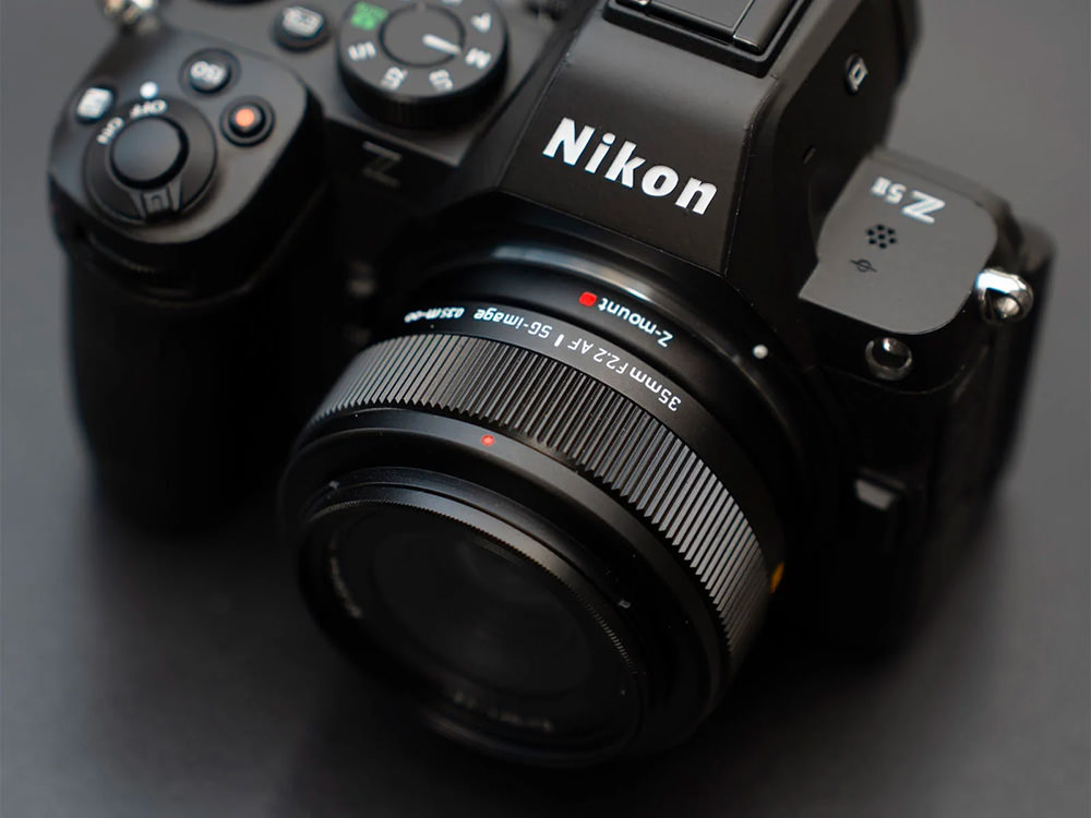 sg-image-af-35mm-f-2-2-l-mount-exibart-street-photography-02