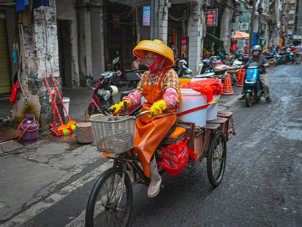 sg-image-af-35mm-f-2-2-l-mount-exibart-street-photography-05