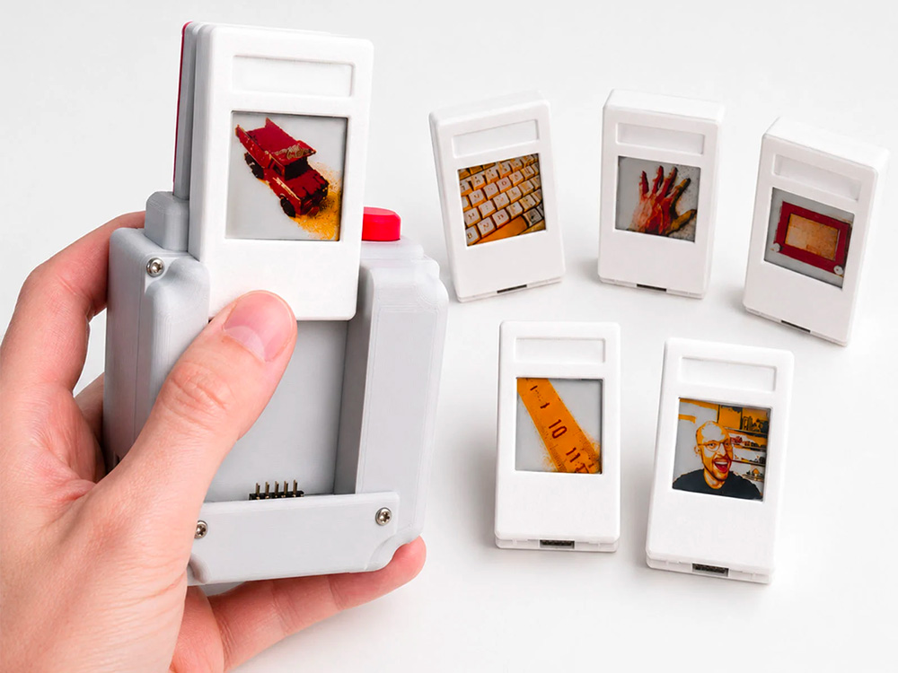 strange-inventions-lab-e-paper-instant-camera-exibart-street-photography-02