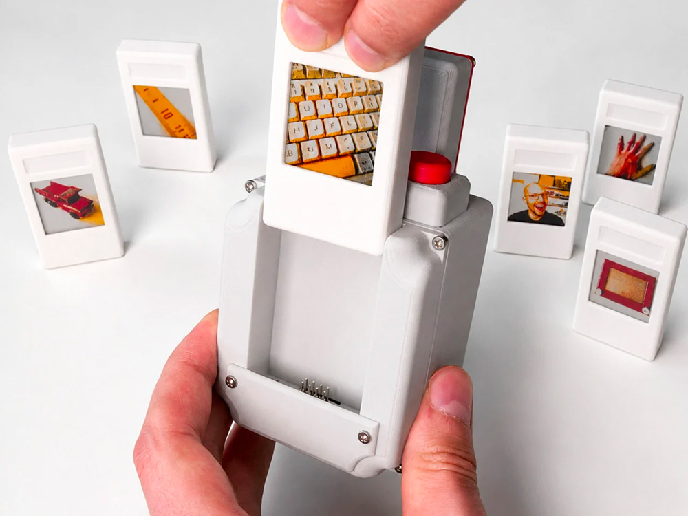strange-inventions-lab-e-paper-instant-camera-exibart-street-photography-03