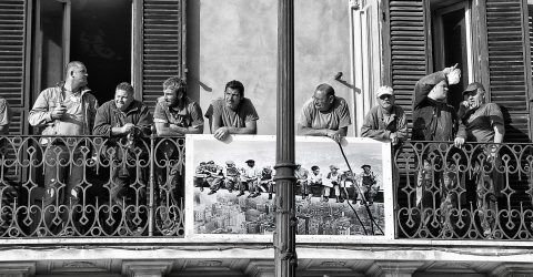 Lunch atop a balcon