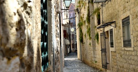 ”Narrow streets of cobble-stone”