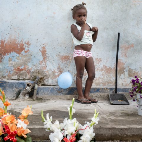 little girl and baloon