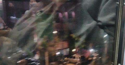 Wanita dan kota dimalam hari