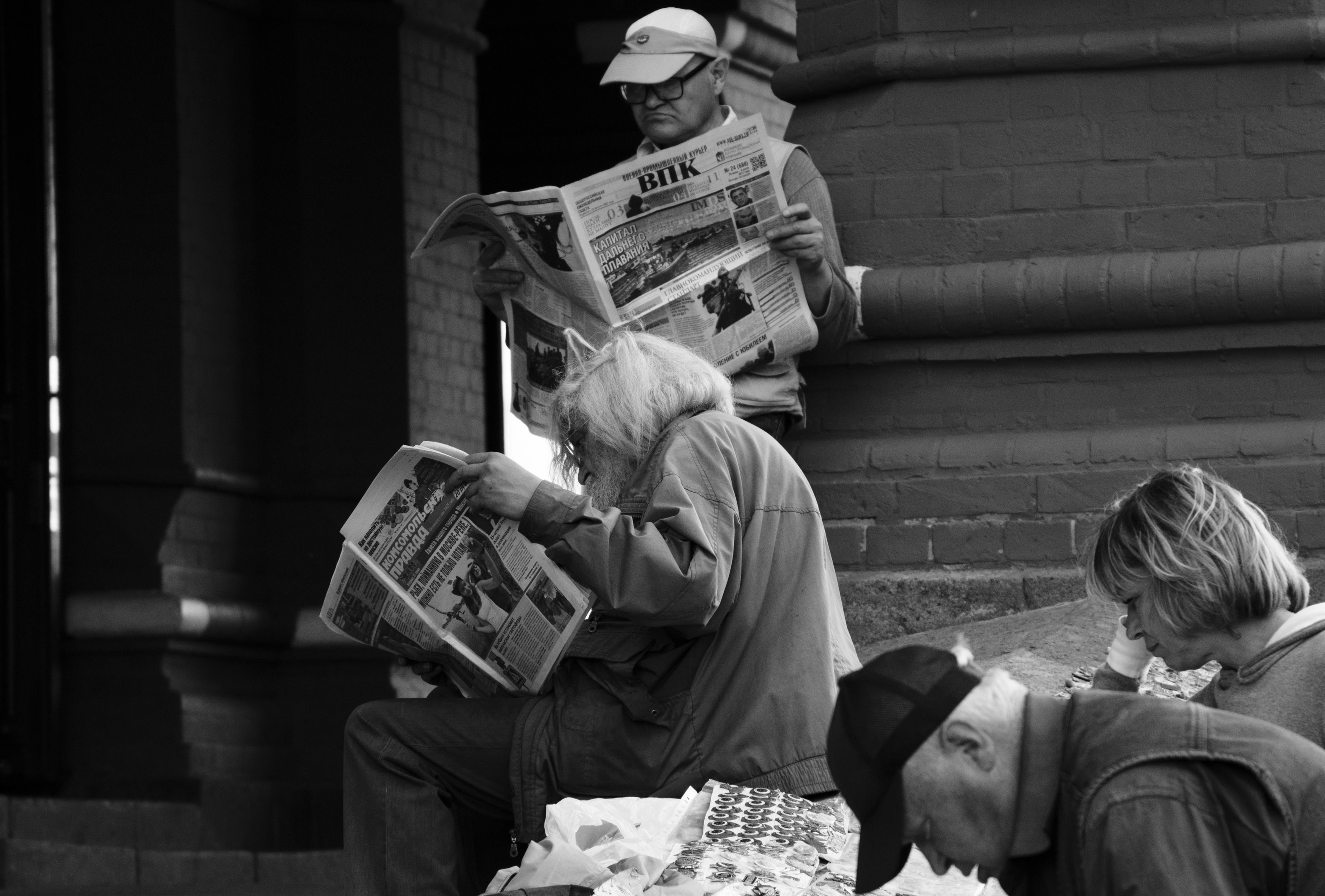 человек с книжкой. чтение для детей. в нашей стране читают. чтение книг. читатели в библиотеке.