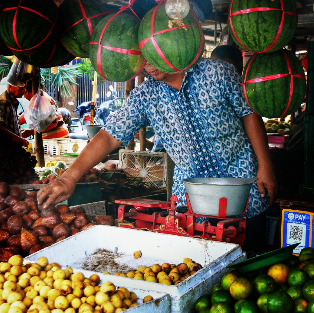 Aktivitas penjual buah  Exibart Street