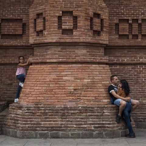 Romance at the Arc de Triomf