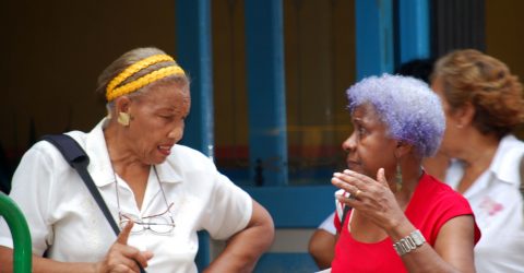 havana street – chatting between women