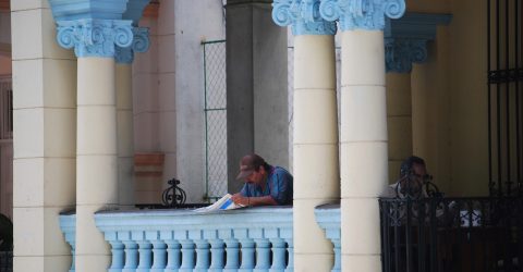 Havana street – reading the newspaper