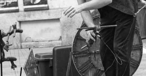 The globe trotter puppeteer