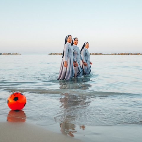 Sisters, sand, sea, sun and supertele