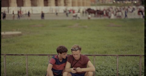 Gli abbracci quasi mai.