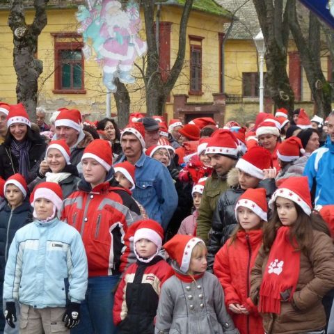 Masses of Santa Claus on run
