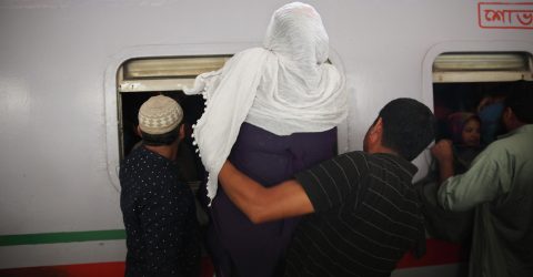 Passengers riding trains through the window for challenging journey-03