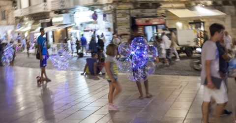 World illusion – selling baloons