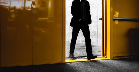 L’Homme et la Porte Jaune